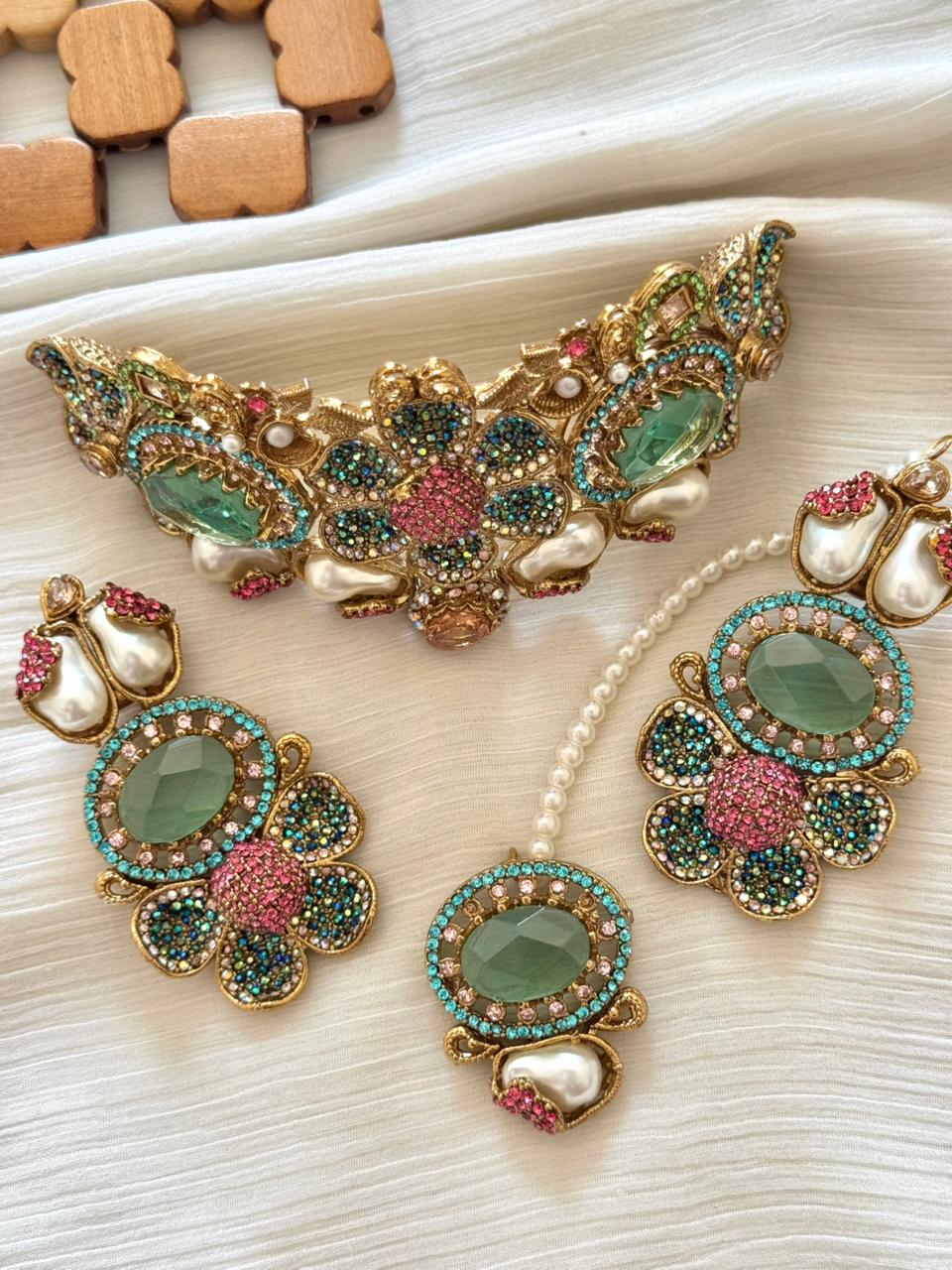 Jashan-e-Noor MOP Choker Set with Tika